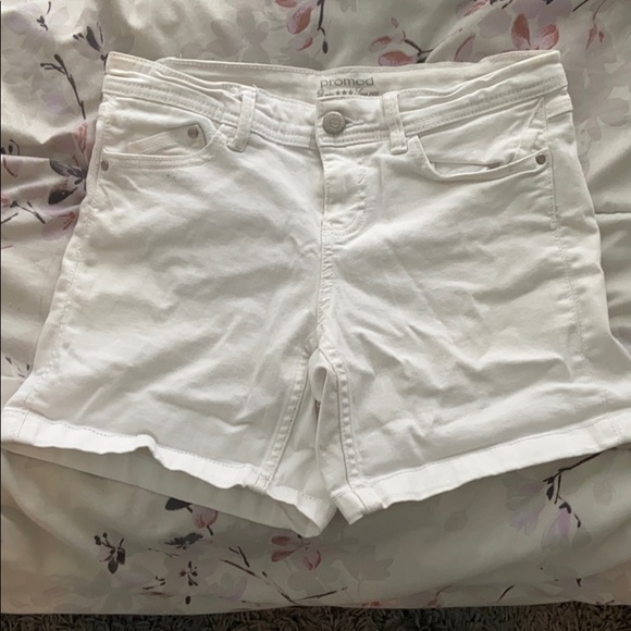 White denim shorts - Picture 1 of 3